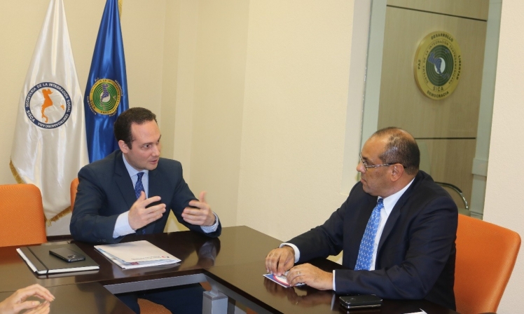 Secretario Ejecutivo se reúne con Secretario General de la SISCA