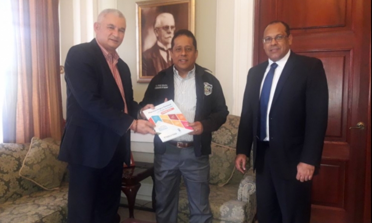 Gobernador de la Provincia de Panamá recibe Plan "Panamá 2030"