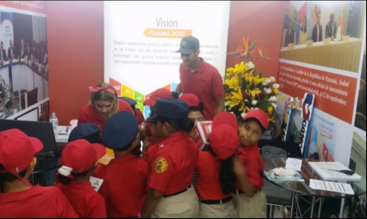 Secretario Ejecutivo visita stand de la Concertación en la Feria de David